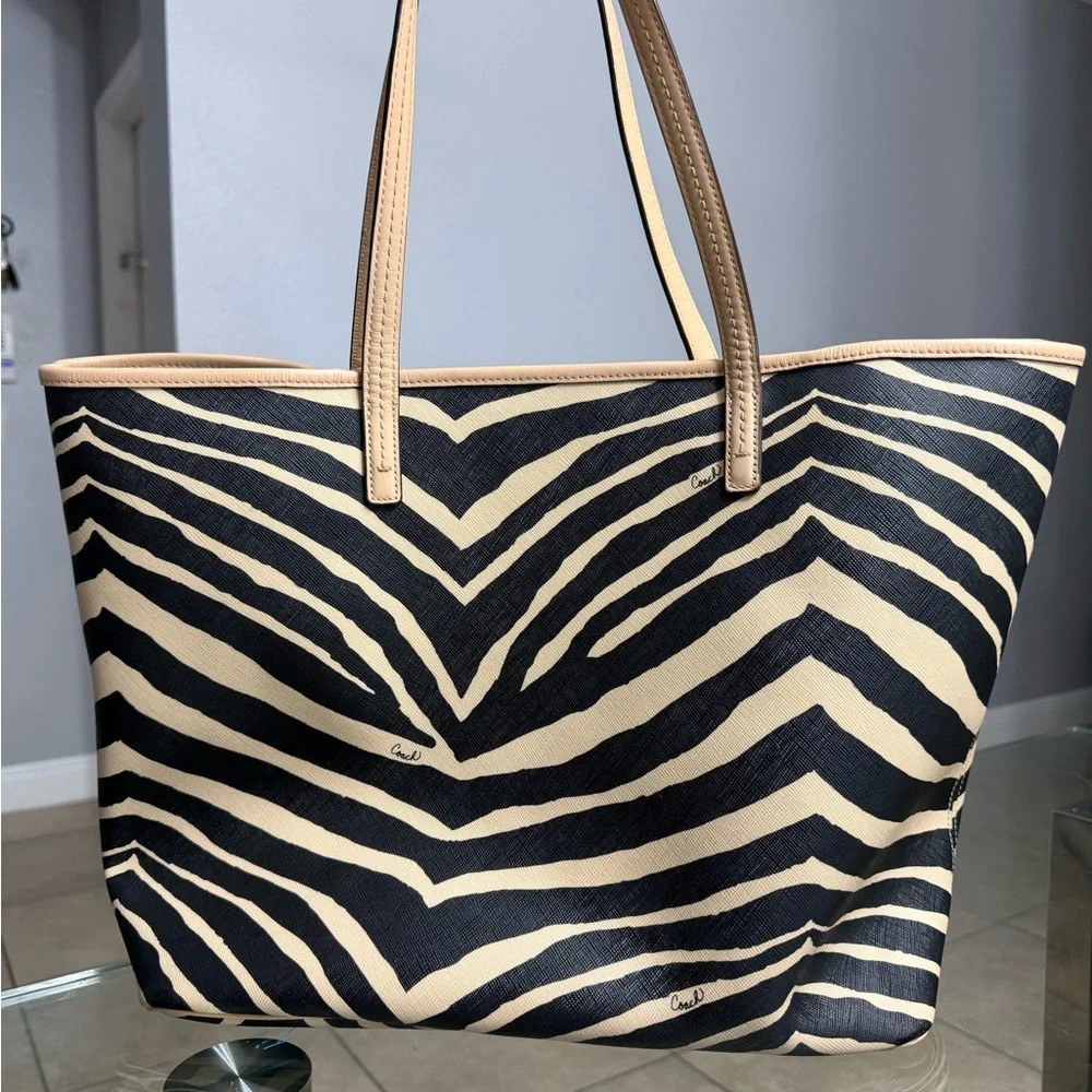 🤗 SOLD 🤗 Coach Zebra Stripe Tote in Black and Cream - Picture 2 of 10